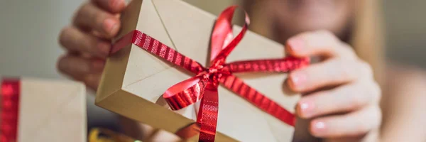 Vrouw Met Heden Verpakt Kraft Papier Voor Nieuwjaar — Stockfoto