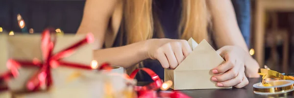 Bijgesneden Beeld Van Vrouw Kerstcadeau Kraft Papier Verpakking Aan Tafel — Stockfoto