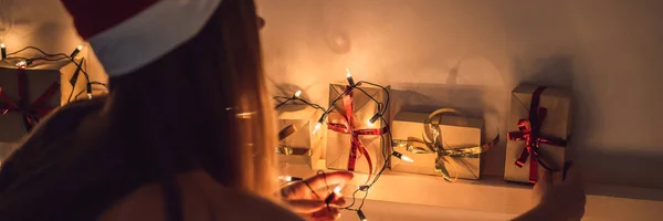 Kobieta Wiszące Pudełeczka Dla Dziecinna Kalendarz Adwentowy Boże Narodzenie Wezgłowie — Zdjęcie stockowe