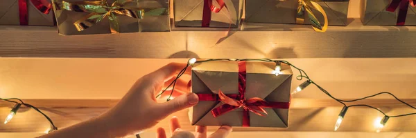 Close Van Vrouw Opknoping Geschenkdozen Voor Kinderachtig Kerst Adventkalender Het — Stockfoto