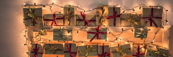 Adventkalender Gemaakt Van Kerstcadeaus Fairy Lichten Kind Kamer Bij Hoofdeinde — Stockfoto