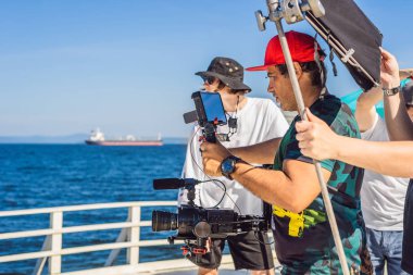 Profesyonel steadicam operatörü 3 eksenli kamera sabitleyici sistemi üzerinde bir ticari üretim dizi kullanır.