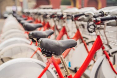 Üst üste bir Arnavut kaldırımlı sokakta Kiralık şehir bisiklet Standı