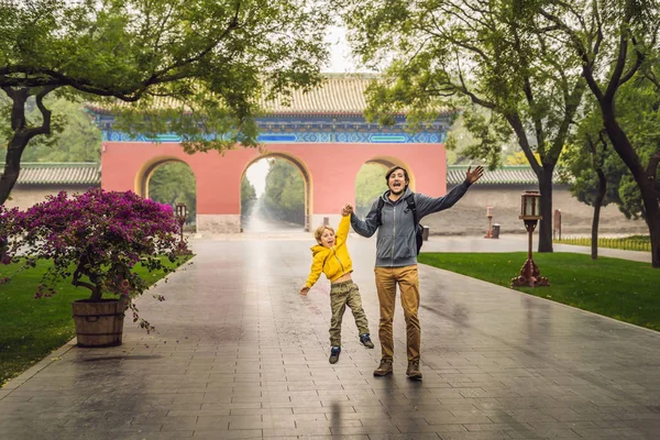 Papà e figlio sono turisti sullo sfondo delle grandi porte cinesi. Viaggiare con i bambini in Cina concetto — Foto Stock