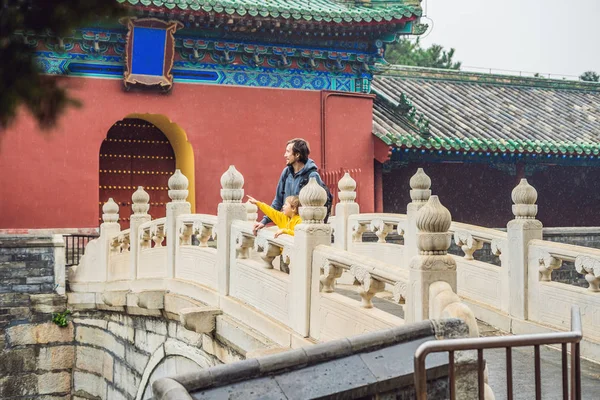 Papà Figlio Sul Ponte Nel Tempio Del Cielo Pechino Cina — Foto Stock