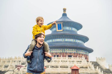 Pekin, Çin için Cennet Tapınağı omuzlarında taşıyan oğlun babası