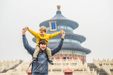 Pekin, Çin için Cennet Tapınağı omuzlarında taşıyan oğlun babası