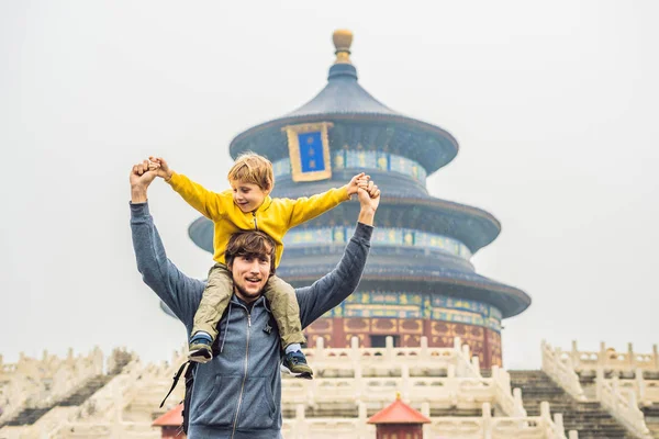 Padre Che Porta Figlio Sulle Spalle Nel Tempio Del Cielo — Foto Stock