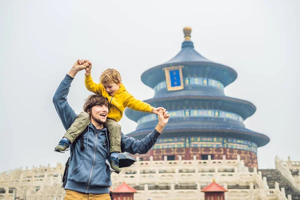 Padre Che Porta Figlio Sulle Spalle Nel Tempio Del Cielo — Foto Stock