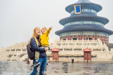Pekin, Çin için Cennet Tapınağı pagoda önünde oğlu taşıyan anne