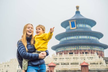 Pekin, Çin için Cennet Tapınağı pagoda önünde oğlu taşıyan anne