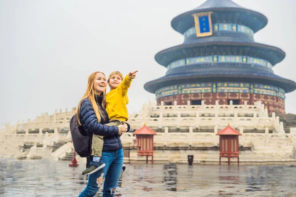 Mamma Che Porta Figlio Davanti Alla Pagoda Del Tempio Del — Foto Stock