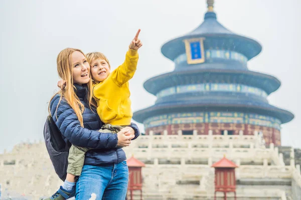 Pekin Çin Için Cennet Tapınağı Pagoda Önünde Oğlu Taşıyan Anne — Stok fotoğraf