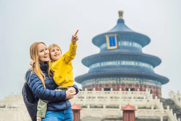 Pekin Çin Için Cennet Tapınağı Pagoda Önünde Oğlu Taşıyan Anne — Stok fotoğraf