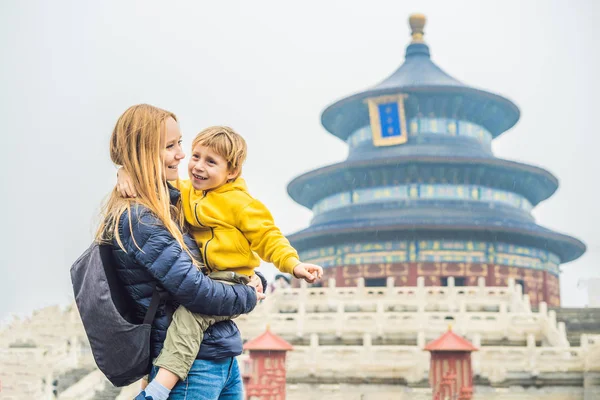 Pekin Çin Için Cennet Tapınağı Pagoda Önünde Oğlu Taşıyan Anne — Stok fotoğraf