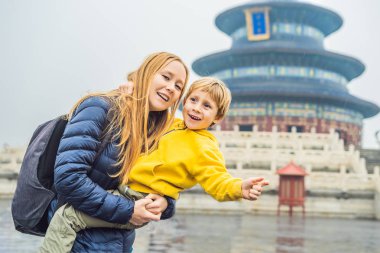 Pekin, Çin için Cennet Tapınağı pagoda önünde oğlu taşıyan anne