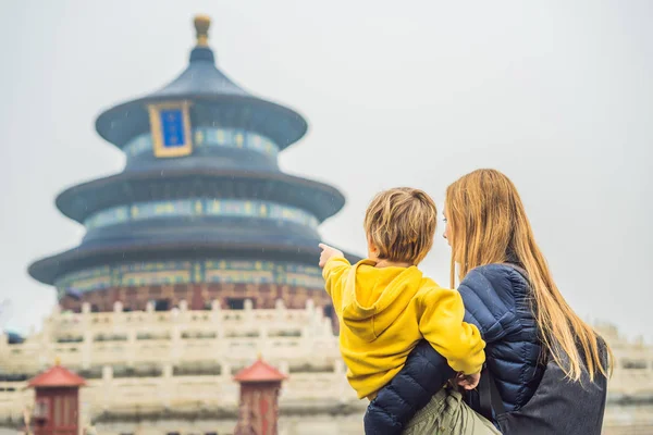 Maman Portant Fils Devant Pagode Temple Ciel Pékin Chine — Photo