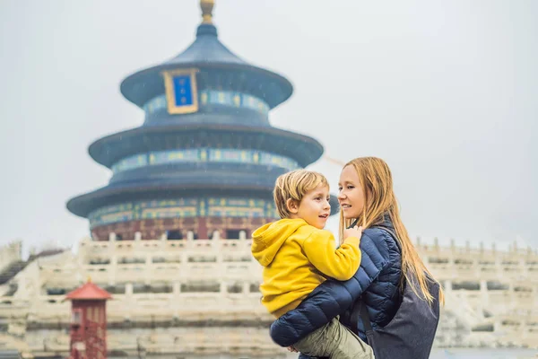 Pekin Çin Için Cennet Tapınağı Pagoda Önünde Oğlu Taşıyan Anne — Stok fotoğraf