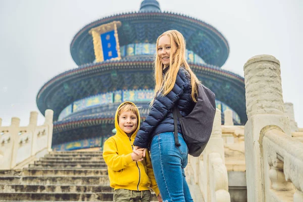 Madre Figlio Che Viaggiano Nel Tempio Del Cielo Pechino Cina — Foto Stock