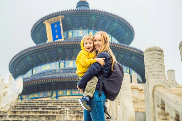 Pekin Çin Için Cennet Tapınağı Pagoda Önünde Oğlu Taşıyan Anne — Stok fotoğraf