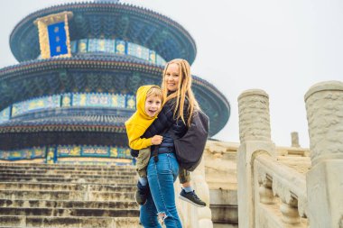 Pekin, Çin için Cennet Tapınağı pagoda önünde oğlu taşıyan anne