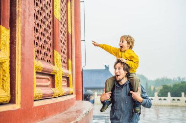 Baba ve oğul Cennet Tapınağı içinde Beijing, çini, ahşap duvar önünde.