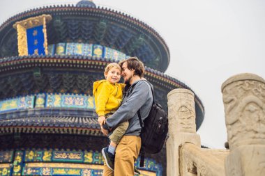 Baba holding oğul Pekin, Çin için Cennet Tapınağı pagoda tarafından