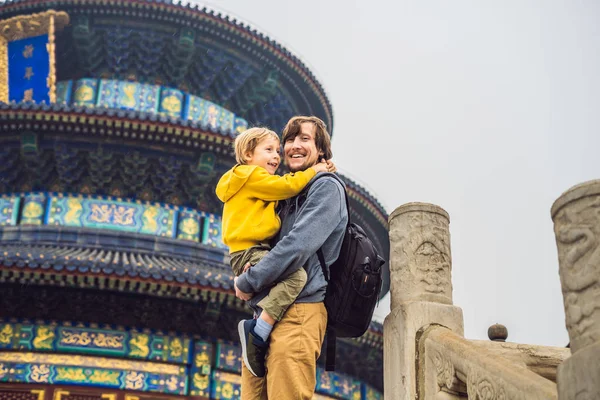 Padre Che Tiene Figlio Dalla Pagoda Del Tempio Del Cielo — Foto Stock