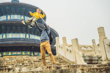Baba ve oğul Cennet Tapınağı Pekin, Çin'in merdivenlerde eğleniyor