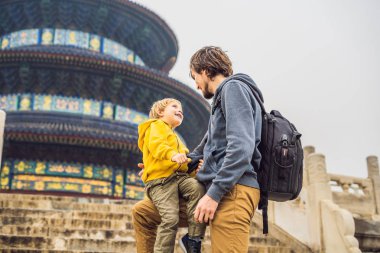 Pekin, Çin için Cennet Tapınağı kucağında oğlu taşıyan baba