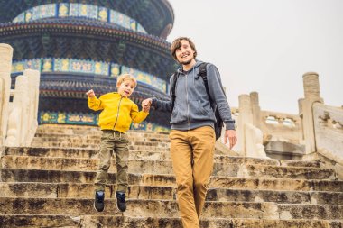 Baba ve oğul Cennet Tapınağı Pekin, Çin için adımlarda üzerinde yürüyen