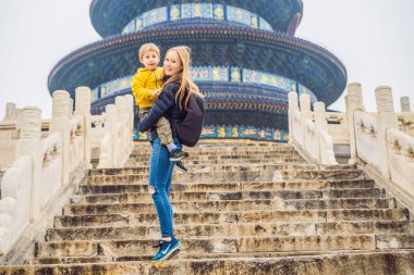 Anne ve oğlu adımları tapınak cennet Pekin, Çin için poz