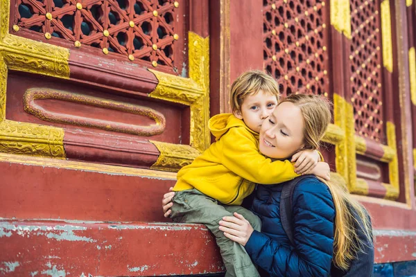 Máma Objímání Malého Syna Dřevěné Stěny Chrámu Nebes Pekingu Čína — Stock fotografie