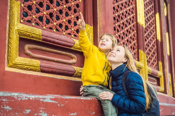 Mamma Kramar Lille Son Trävägg Himmelens Tempel Peking Kina — Stockfoto