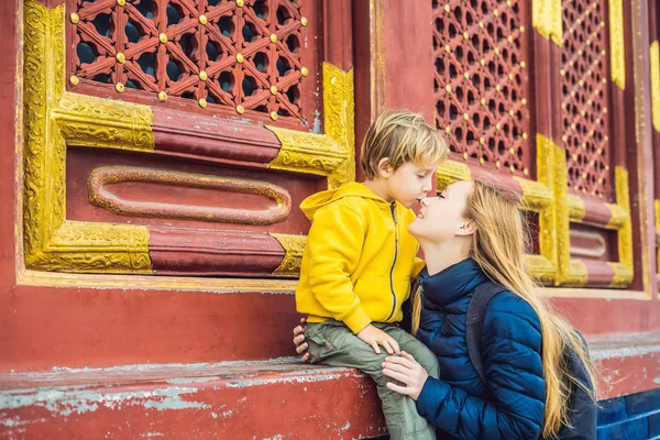 Máma Objímání Malého Syna Dřevěné Stěny Chrámu Nebes Pekingu Čína — Stock fotografie