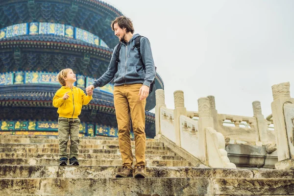 Padre Hijo Caminando Por Los Escalones Templo Del Cielo Beijing —  Fotos de Stock