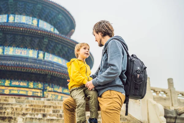 Tati Přepravující Syna Klíně Chrámu Nebes Pekingu Čína — Stock fotografie