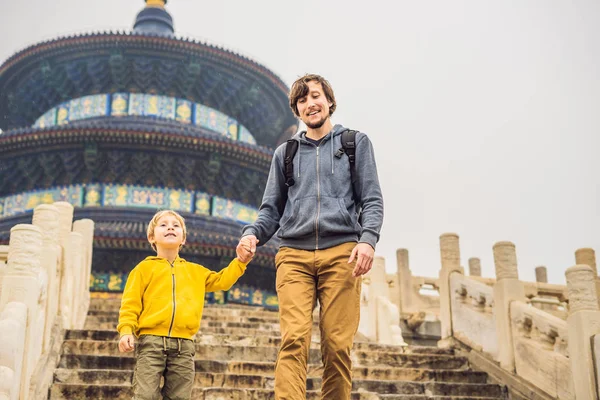 Padre Figlio Camminano Sui Gradini Del Tempio Del Cielo Pechino — Foto Stock