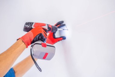 Adam vidayı duvara sıkıştırıyor.