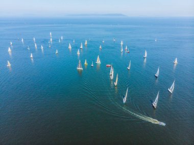 Okyanusun masmavi su gösterilen yukarıda vurdu Yelkenli