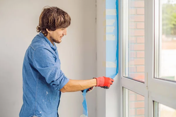 Homem Camisa Azul Casual Fazendo Instalação Janela — Fotografia de Stock