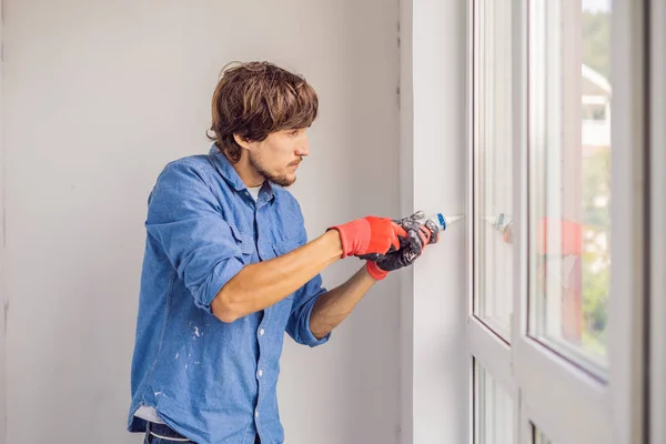 Homme Chemise Bleue Décontractée Faisant Installation Fenêtre — Photo