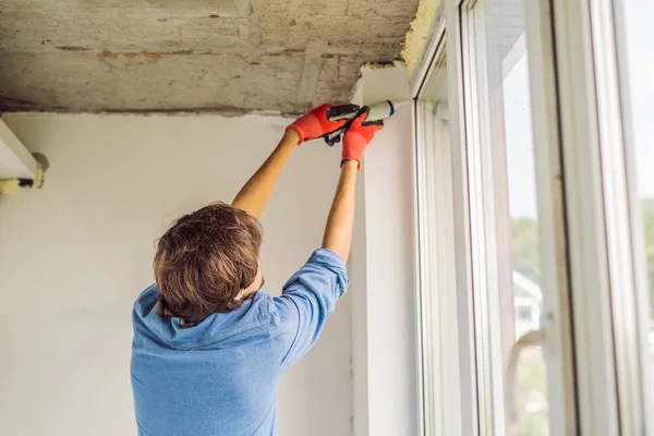 Uomo Camicia Blu Che Esegue Installazione Finestra Casa — Foto Stock