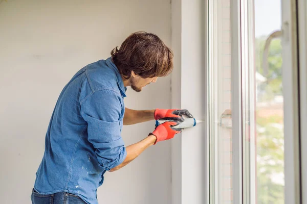 Mann Blauen Hemd Führt Fenstermontage Hause Durch — Stockfoto