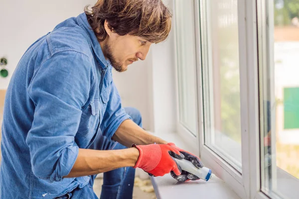 Mann Blauen Hemd Führt Fenstermontage Hause Durch — Stockfoto