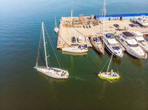 Estacionamiento de yates en el puerto al atardecer, Club náutico Harbor — Foto de Stock