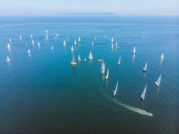 Zeilboot schot boven het helder blauwe water van de oceaan tonen — Stockfoto