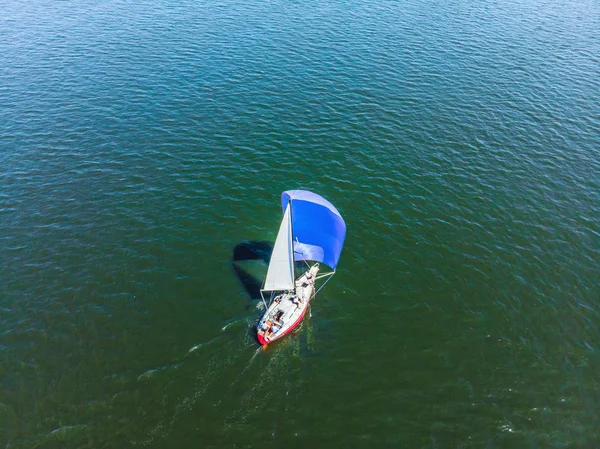 Sailboat shot from above showing the clear blue water of the ocean — Stock Photo, Image