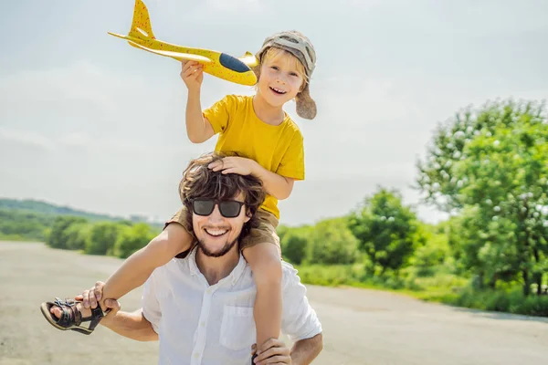 Felice Padre Figlio Giocare Con Aeroplano Giocattolo Campagna — Foto Stock