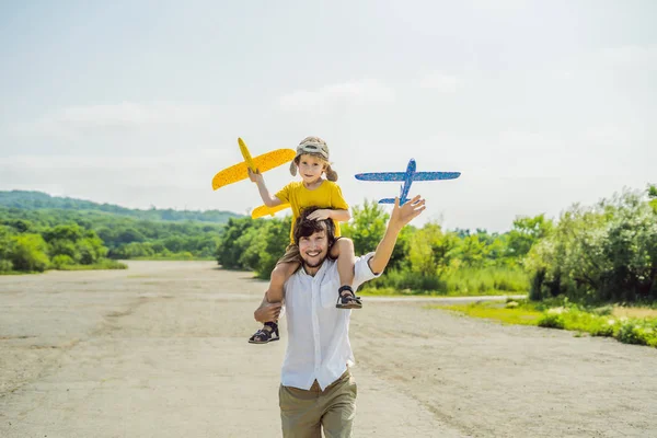 Ευτυχής Πατέρας Και Γιος Περπατώντας Και Παίζοντας Toy Αεροπλάνα Στην — Φωτογραφία Αρχείου